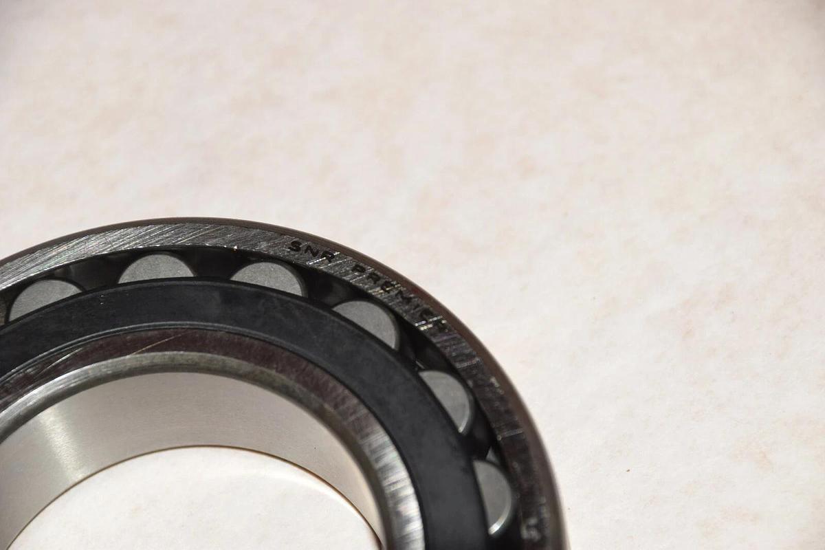 NEW SNR 22210 EA W33 22210EAW33 23.02.11 SPHERICAL ROLLER BEARING