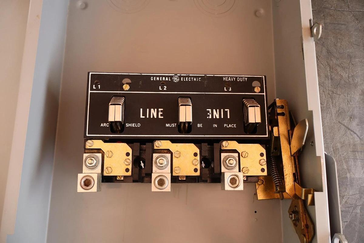 GE 200A Safety Switch Non-Fusible Enclosure Disconnect 250VDC THN3364 3Pole