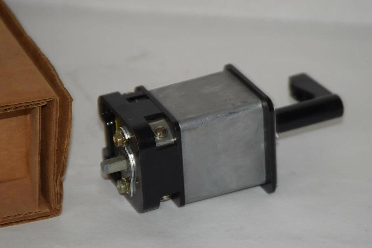 (New) GENERAL ELECTRIC BREAKER CONTROL SWITCH TYPE SBM , 10AA102  SBM10AA102