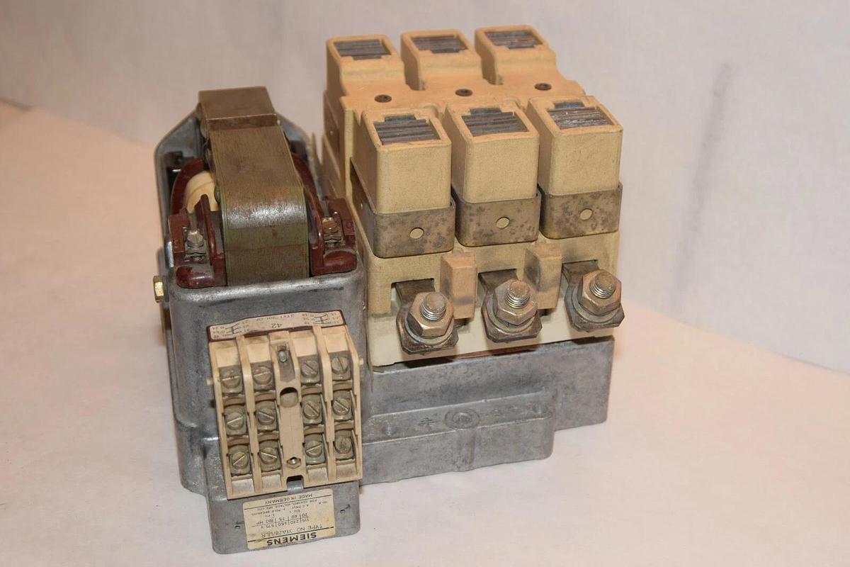 SIEMENS 3TA28/ULR 220V 60Hz Air Brake Contactor (NEW)