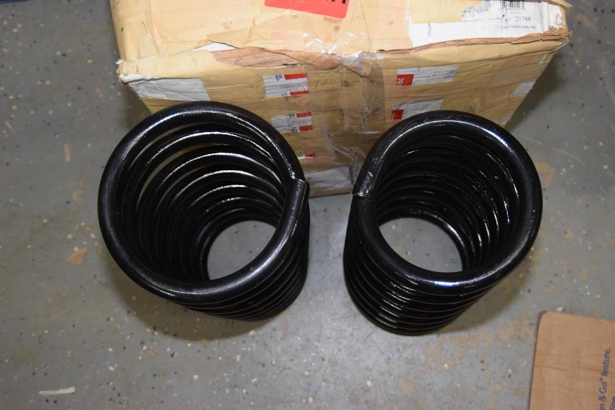 (NEW) MOOG 81320 , 20788 , 16417279 Dodge 3500 Ram Coil Spring Set