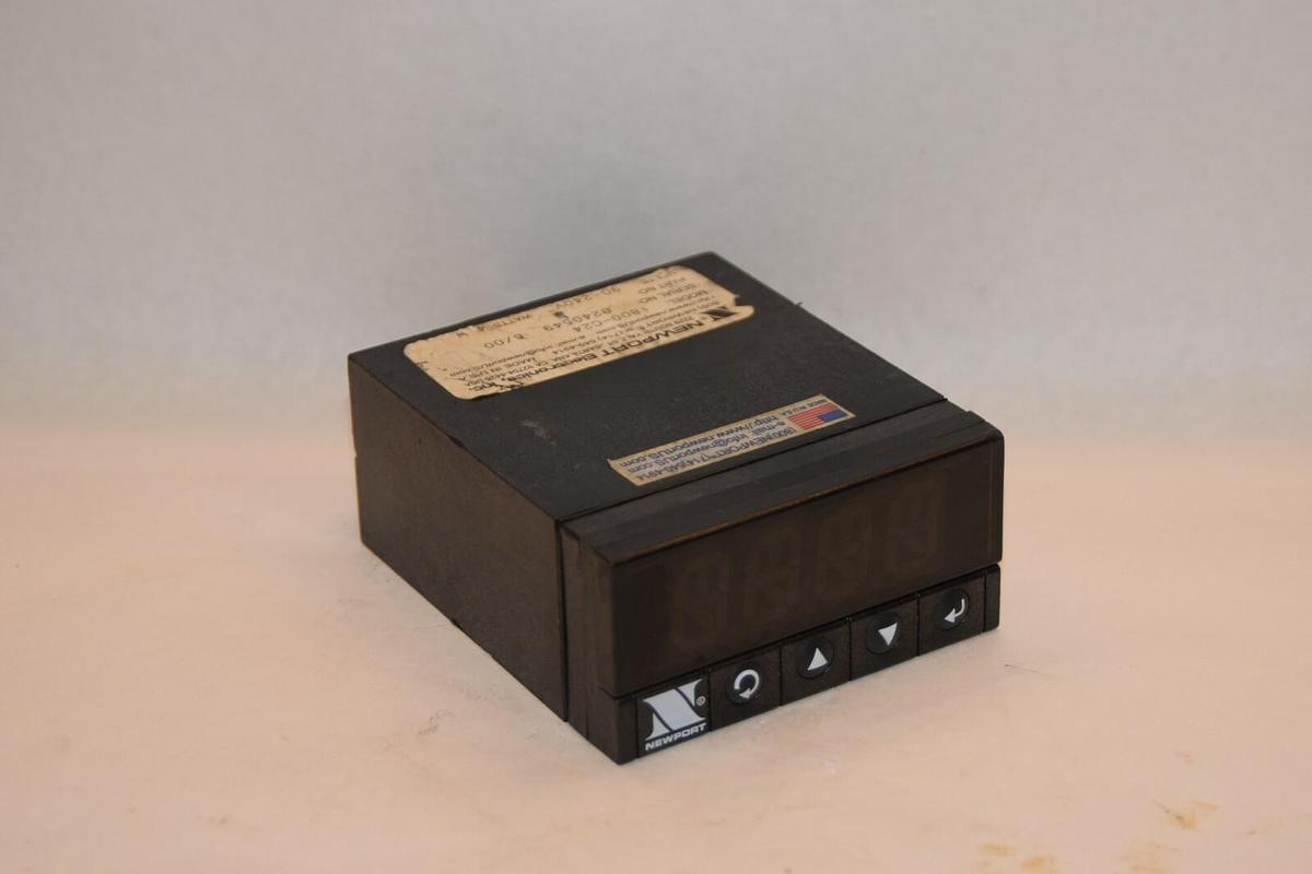 Used NEWPORT ELECTRONICS INC 1800-C24 1800C24 90-240V 4W Temperature Controller