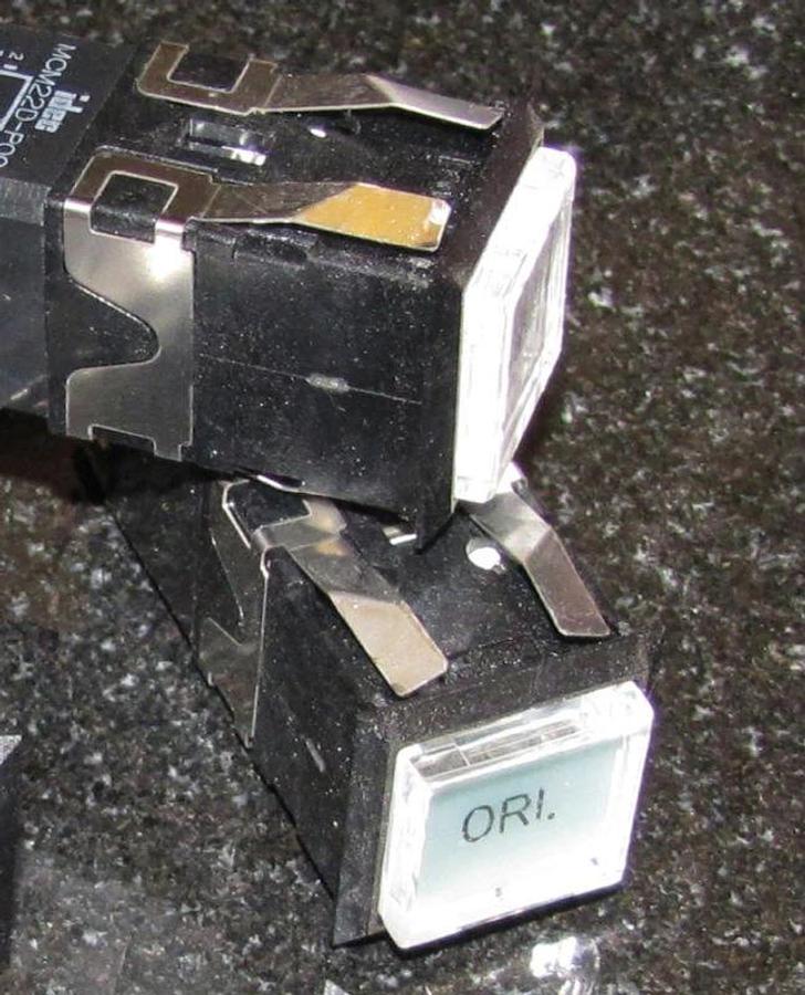 Used LOT OF 2 IDEC mcm22d-m10 command and control lights