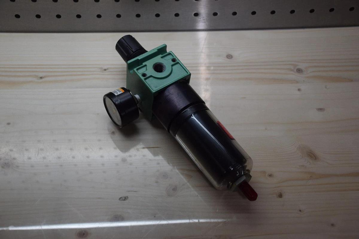 Used NUMATICS C21D-02CDG C21D02CDG 200psi FILTER REGULATOR W/GAUGE