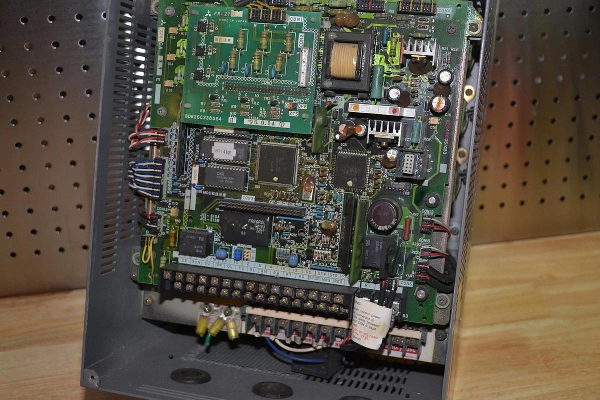 Used Mitsubishi Inverter Freqrol-Z200 FR-Z260-3.7K 5hp 5 hp 575v 3ph *broken*