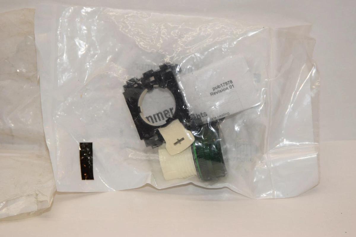 (NEW) CUTLER HAMMER E22H3X10 Green Indicator Pilot Light