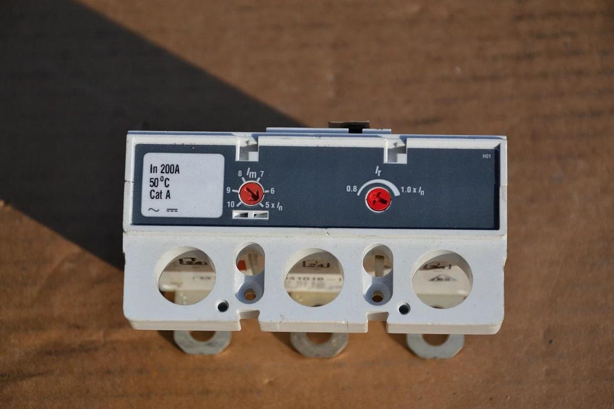 Used CUTLER HAMMER CH THERMAL MAGNETIC TRIP UNIT PJT3200AA 200A 200 A Amp 600V 3 Pole