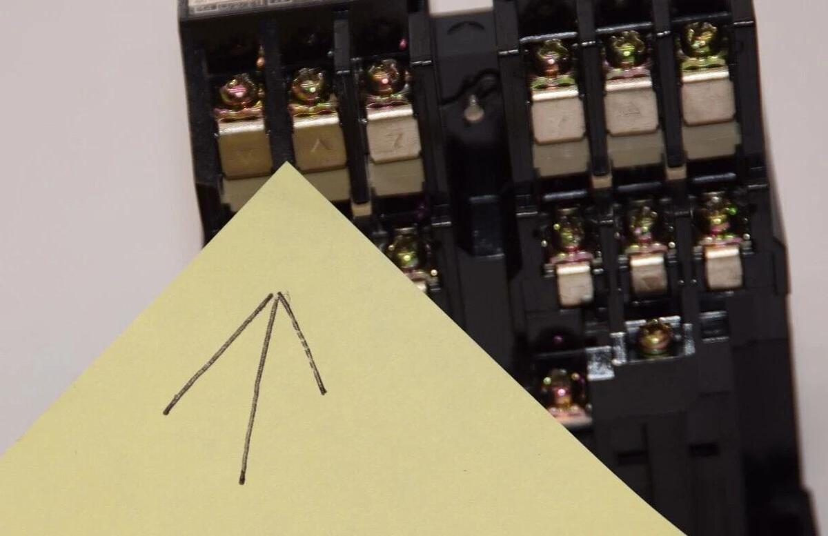 Used MITSUBISHI S-KR11 SKR11 Reversing Starter 100V Coil *Chipped*