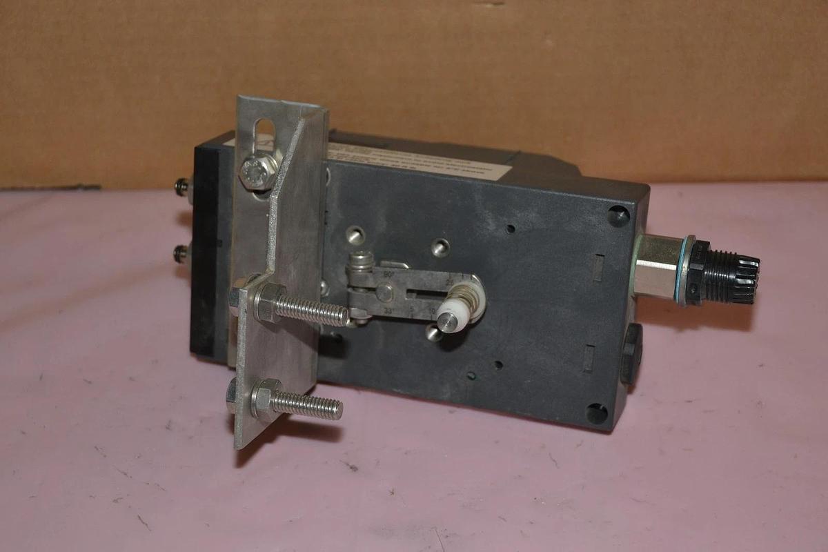 Used SIEMENS D-76181 -30-50/65/80C 18-30V 20mA PRESSURE TRANSMITTER