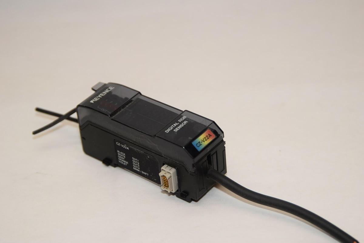 Used KEYENCE CORPORATION CZ-V22A CZV22A Fiber Optic Digital RGB Sensor