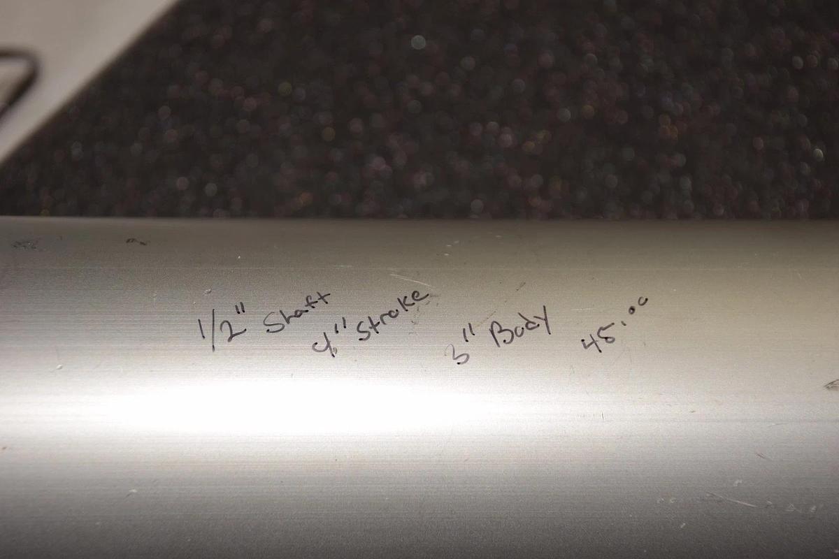 PNEUMATIC CYLINDER 1/2" SHAFT 4" STROKE 3" BODY NO NAME NEW