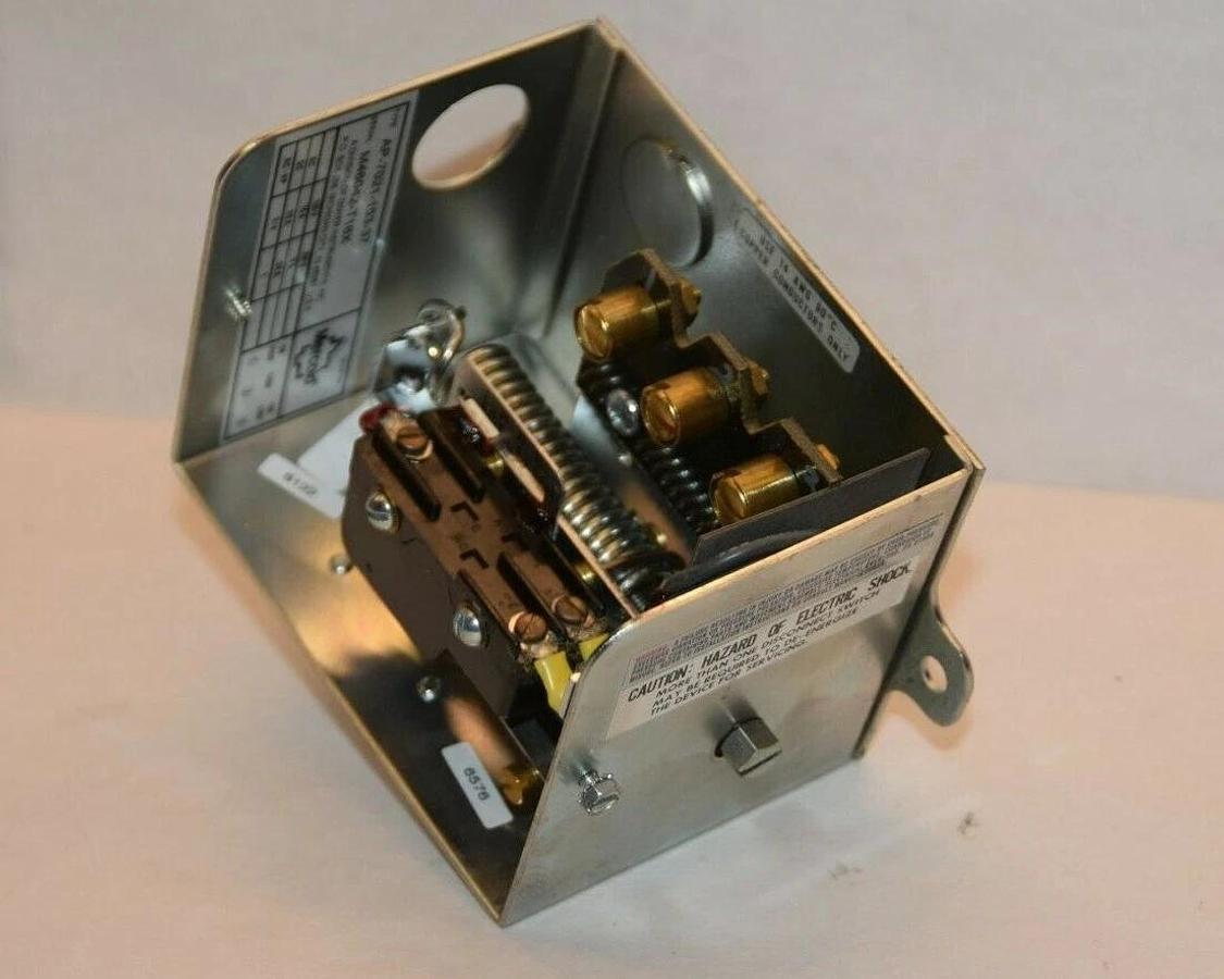 (NEW) MERCOID AP-7021-153-37 M46042-T16X 1-30psi Pressure Switch *No Cover*