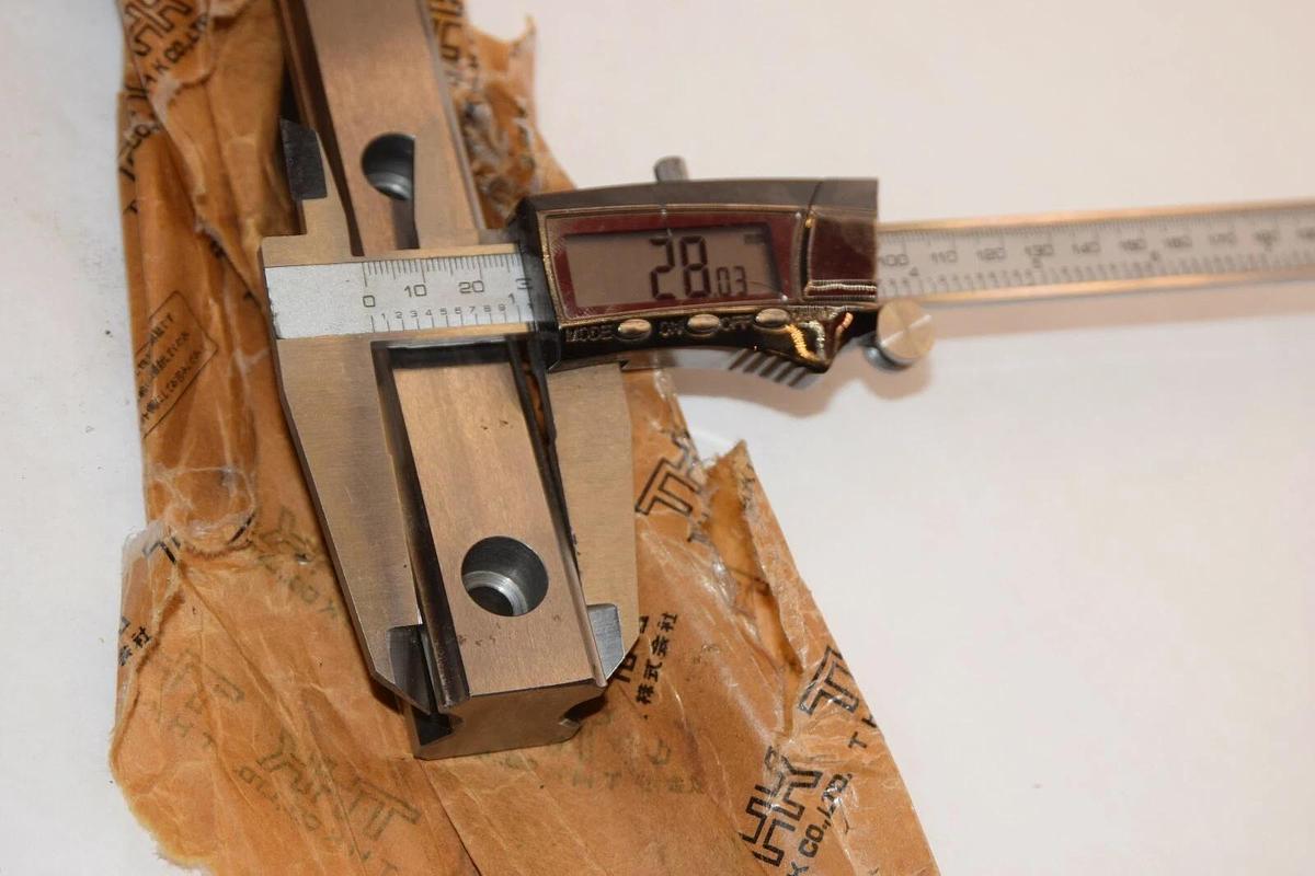 (NEW) THK HSR30R2ZZC0-680L-II 680mm Length 30mm Bar Width Linear Guide