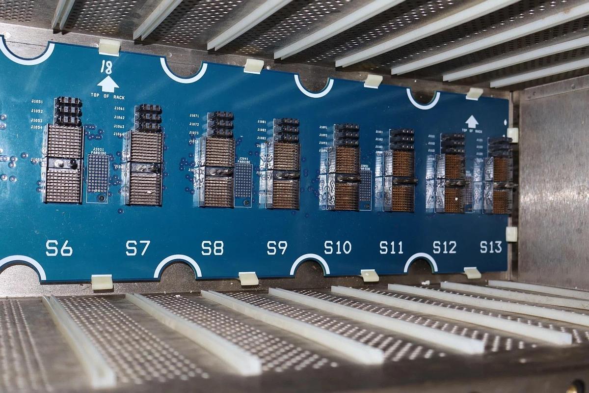 Used Bently Nevada 3300/05 , 3300 Series 13-Slot Chassis