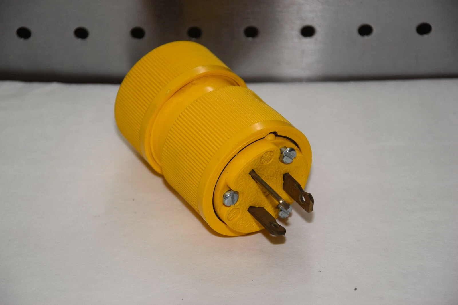 GE GENERAL ELECTRIC 10P 20A 125/250V LOCKING PLUG NEW