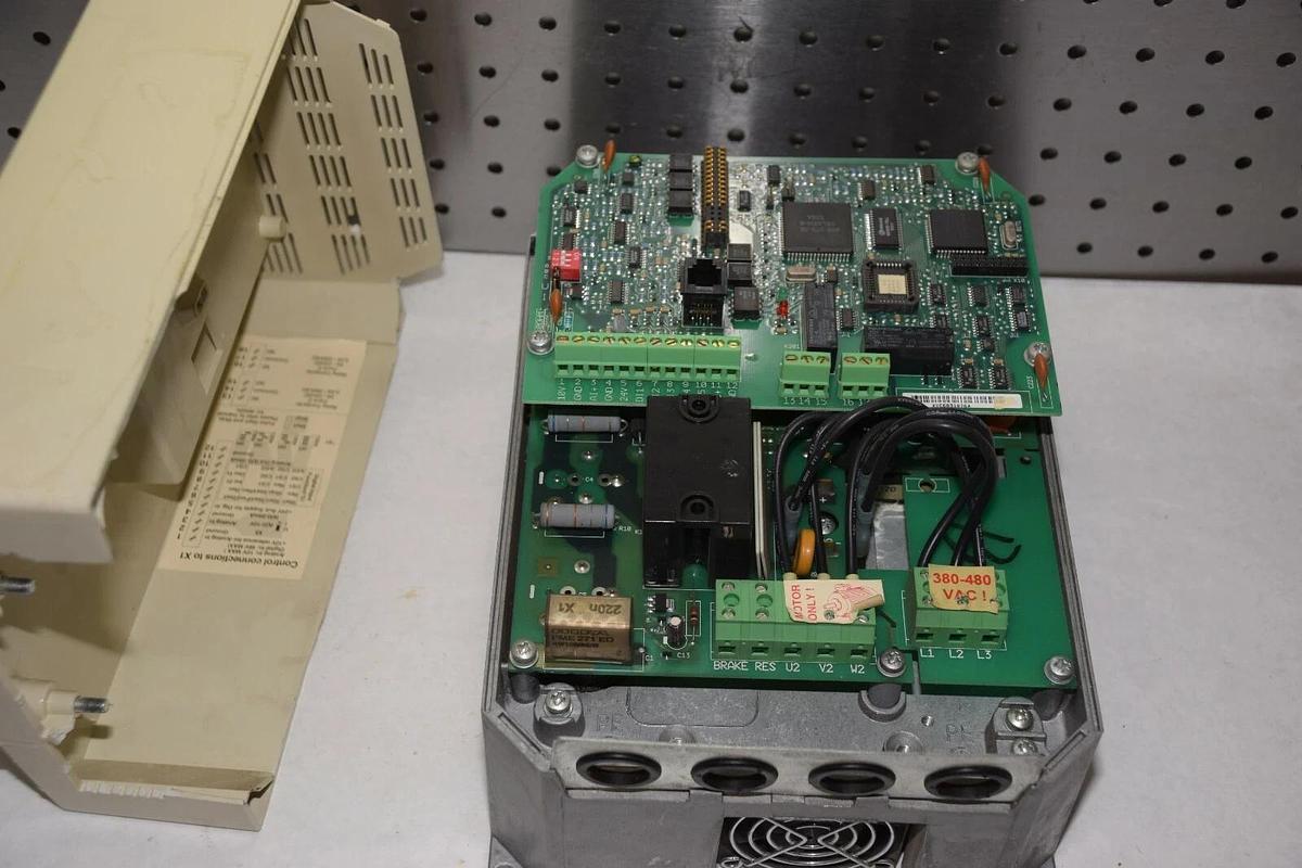 Used ABB ACS300  ACS311-6P6-3 ACS3116P63 380/480V 12.1A 10A VARIABLE FREQUENCY DRIVE
