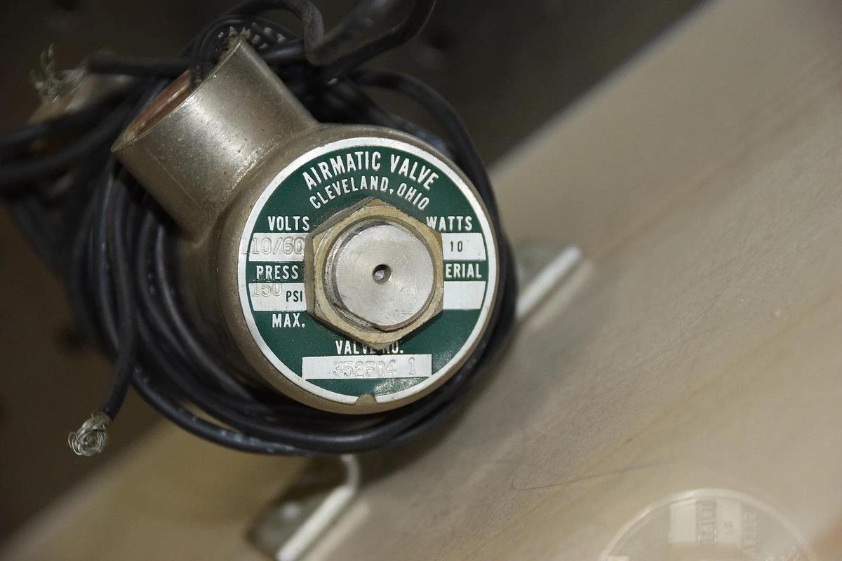 AIRMATIC VALVE 352504 1 10W 10/60V 150psi VALVE NEW