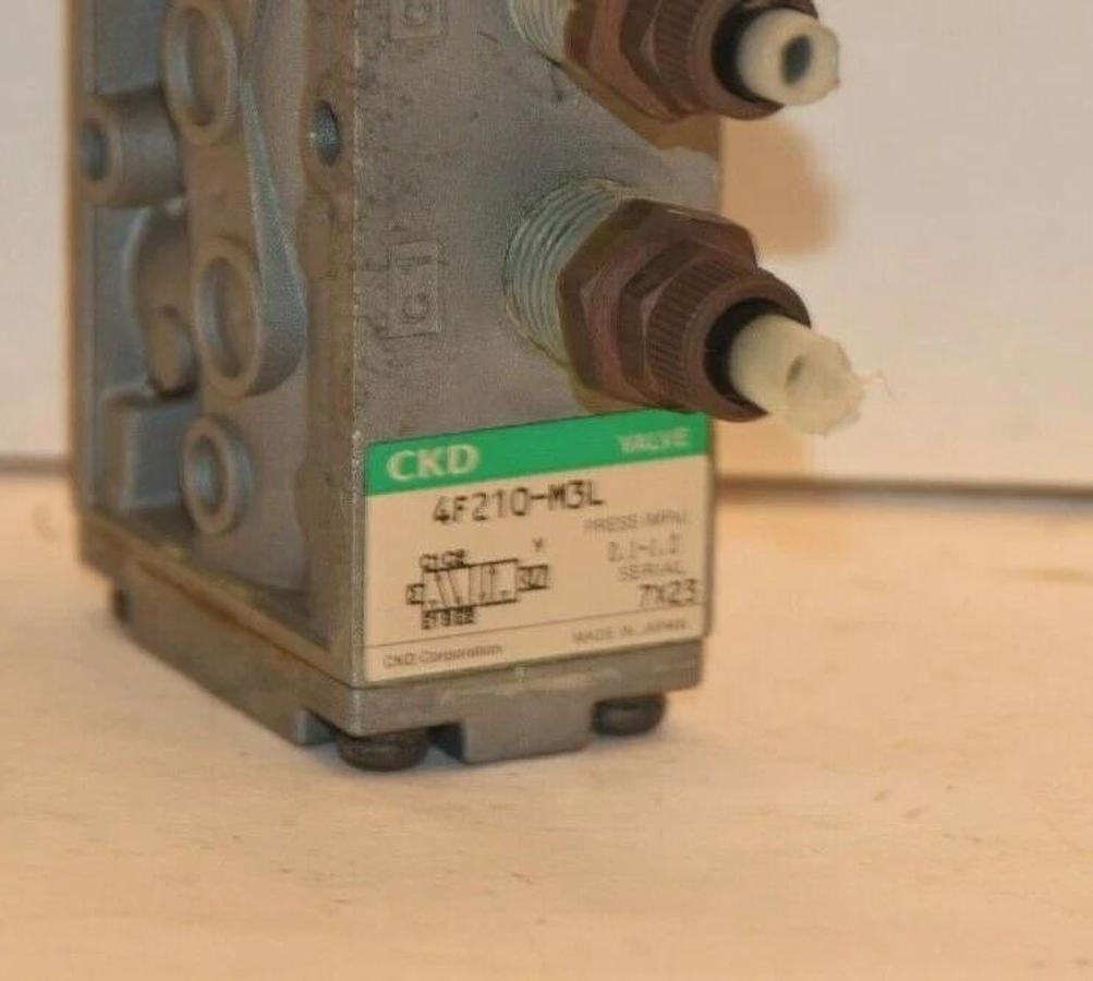 Used CKD 4F210-M3L 4F210M3L 0.1-1.0MPa 24V Coil Solenoid Valve