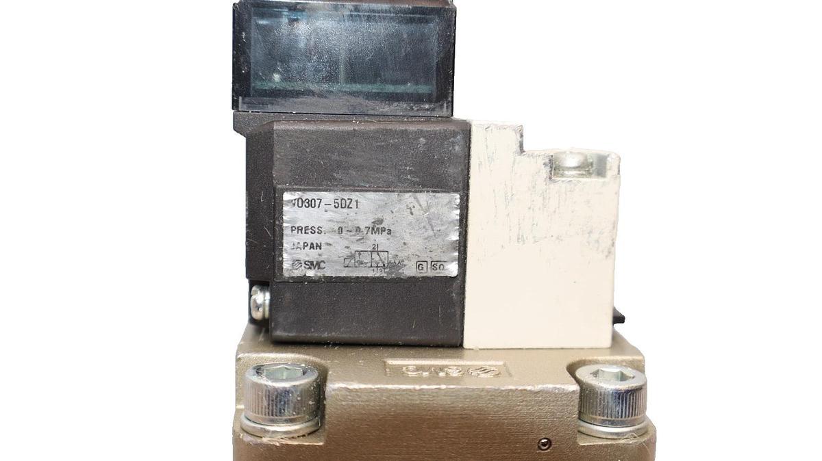 Used SMC 2-Way Solenoid Valve VNC411A-25A-5DZ VNC411A25A5DZ 0.25-0.7MPa