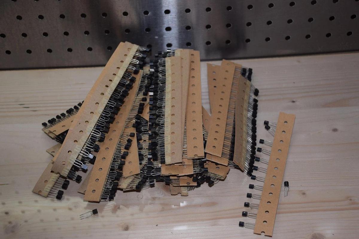 (LOT OF OVER 900 PCS) KEC KIA70 42AP KIA7042AP 940 T0-92 VOLTAGE DECTOR NEW