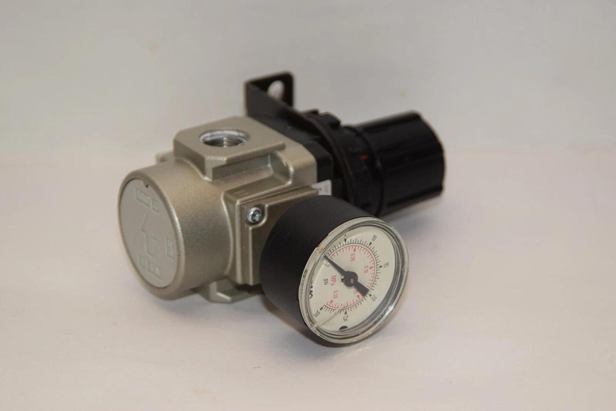 Used SMC AR30-N03BG-1Z-X 0-30psi Pneumatic Regulator & Gauge