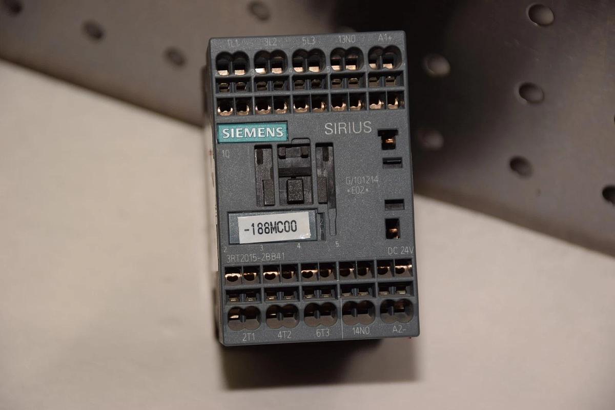 Used SIEMENS SIRIUS 3RT2015-2BB41 G/101214 E02 24V DC CONTACTOR