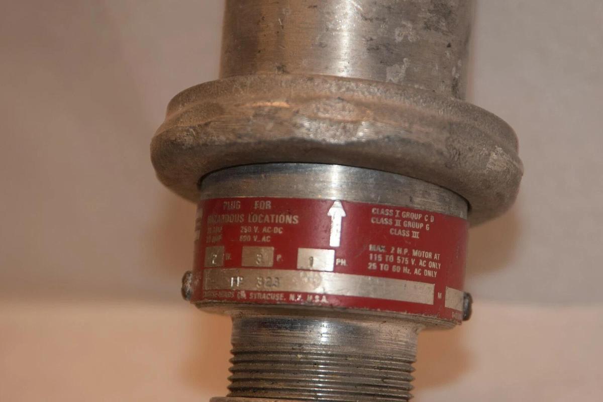 (NEW) CROUSE HINDS FP 323 2W 3P 30 AMP Weatherproof Delayed Action Plug