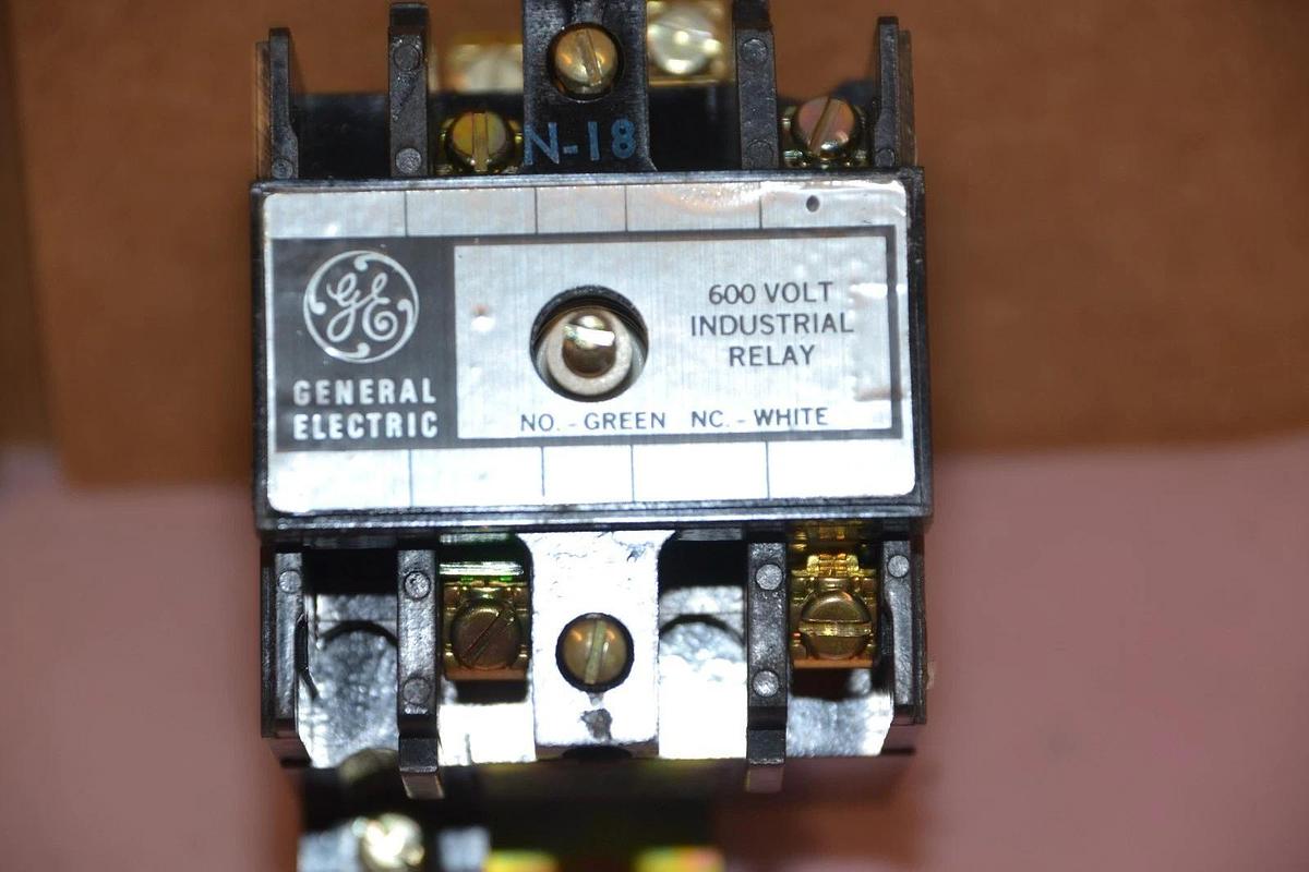 General Electric 600v Industrial Relay CR120B01122BNUC  Coil: 110/120v NEW