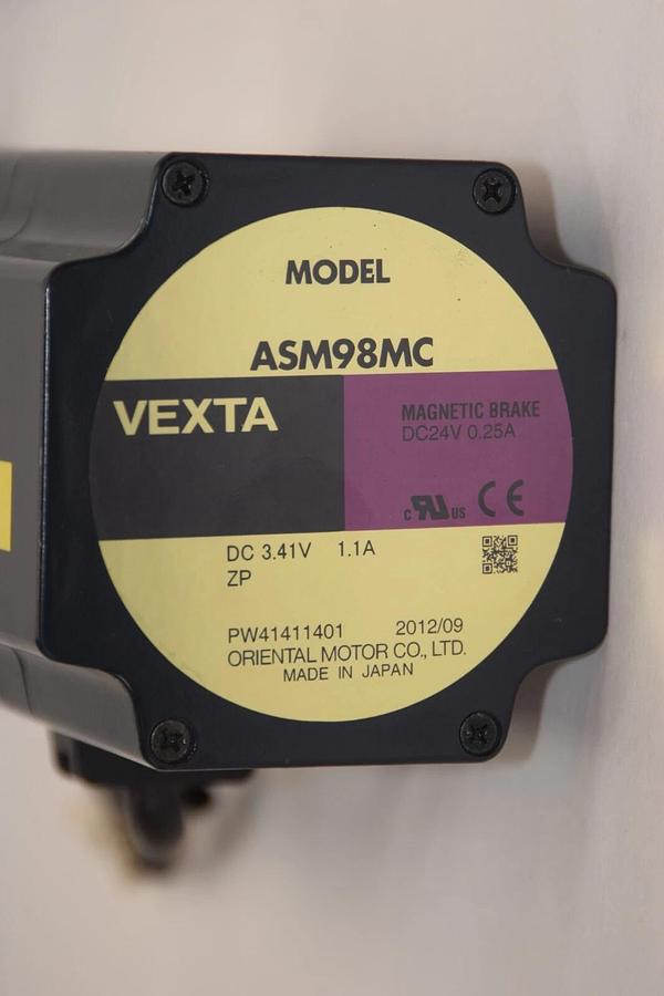 Used VEXTA / ORIENTAL MOTOR CO. ASM98MC 3.41Vdc 1.1A Motor