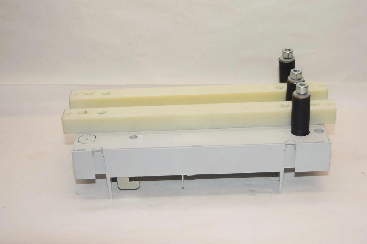 Used SIEMENS 8US1213-4AH00  BUSBAR Adapter for Breaker  600VAC