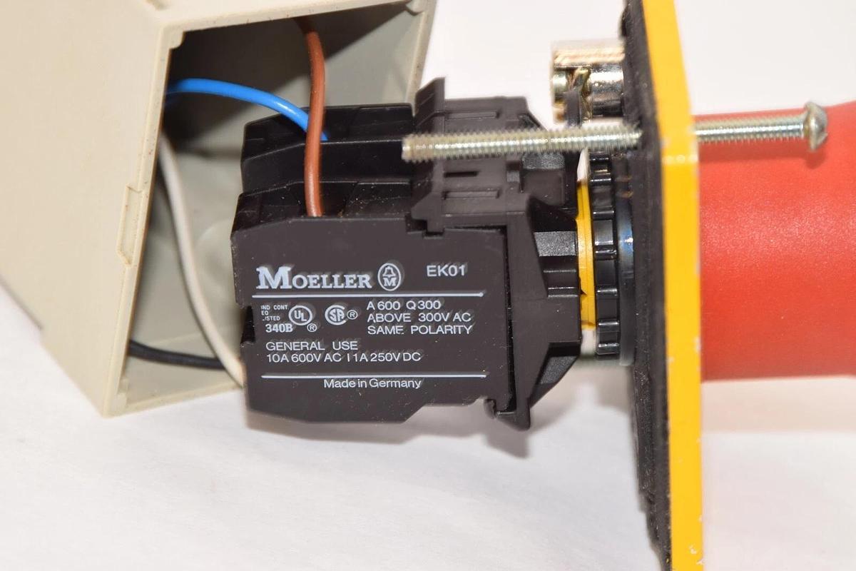 Used MOELLER 10A 600V EK01 Emergency Stop Switch With Housing
