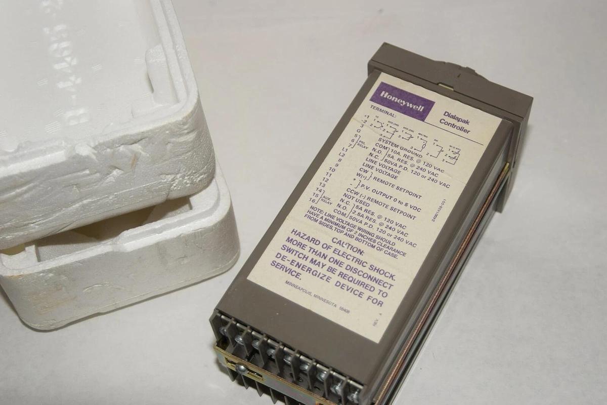 (NEW) HONEYWELL AV722BB144 230V 50/60Hz 250-350C Dialapack Controller