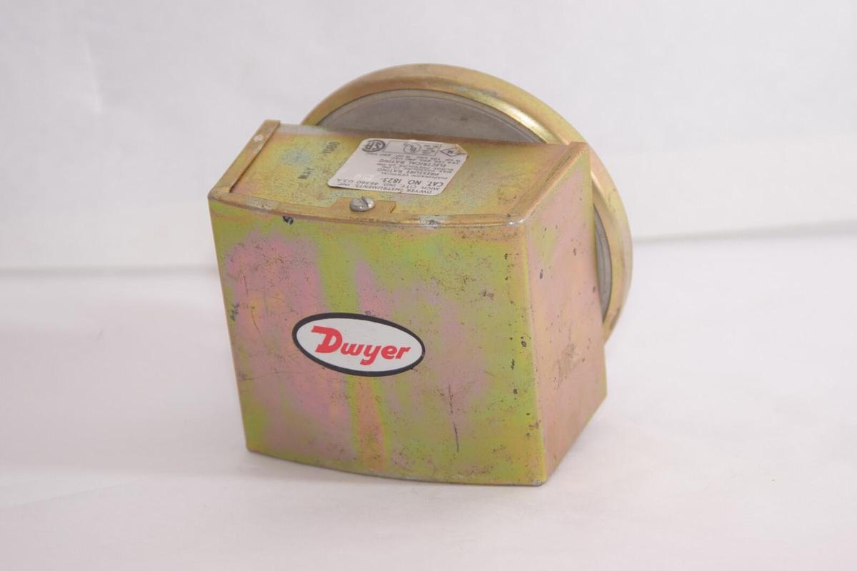 Used DWYER 1823-80 15A Vertical Diaphragm Pressure Switch