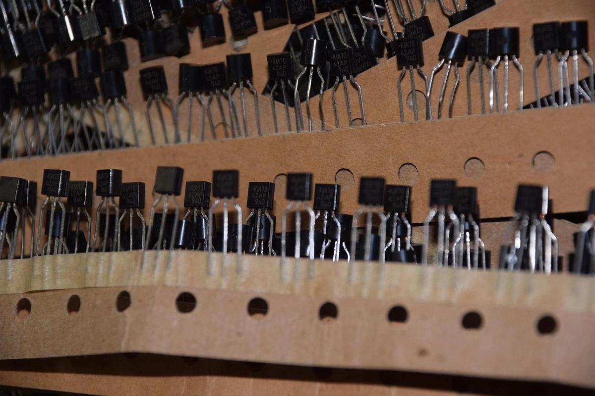 (LOT OF OVER 900 PCS) KEC KIA70 42AP KIA7042AP 940 T0-92 VOLTAGE DECTOR NEW