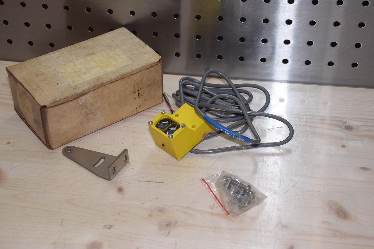 BANNER SM812LV PHOTOELECTRIC SENSOR NEW