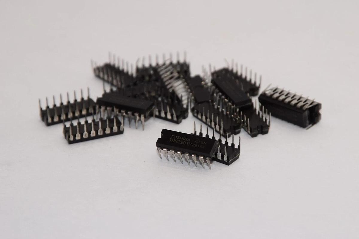 (NEW - Lot of 17) TOSHIBA TD62901P 16-Pin Semi-Conductor