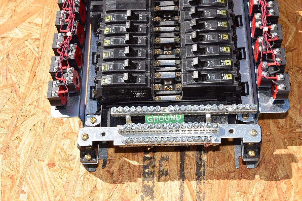 Used Square D 42 pole 225A Max NQM Panelboard Interior NQM442L2CGSNL 240v 225 Amp 3ph