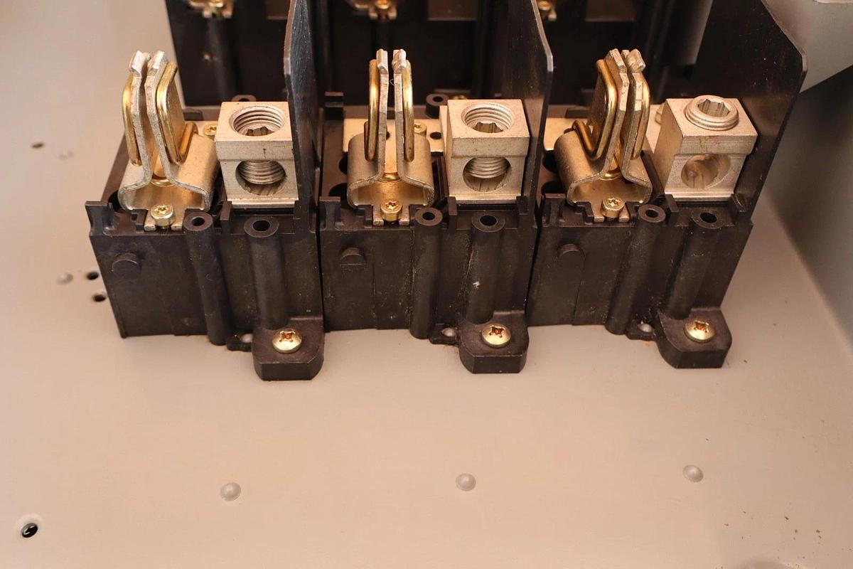 Used Square D 200A Safety Switch Fusible Enclosure D324N 240V 3-Pole 200AMP