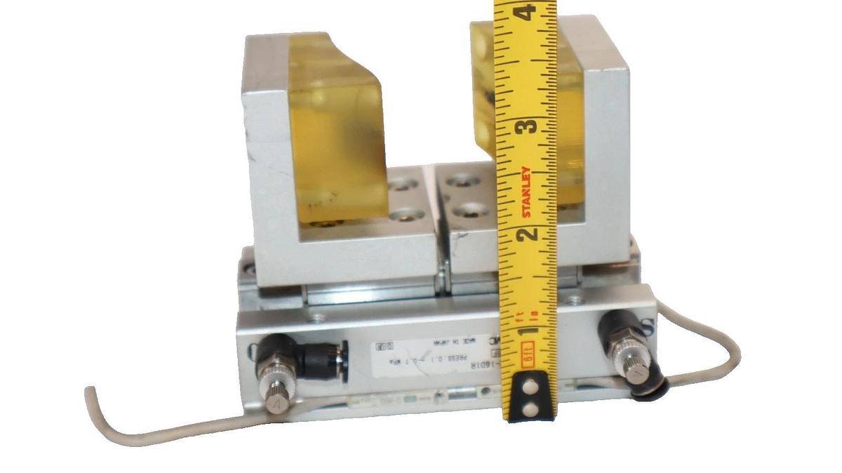 Used SMC MHF2-16D1R , MHF216D1R 0.1-0.7MPa Low-Profile Gripper Air Cylinder