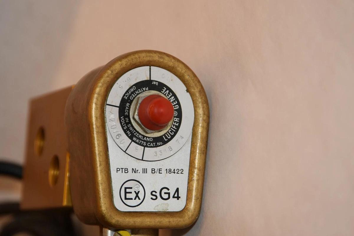 (NEW) LUCIFER GENEVE 18422 EXSG4 220V Pneumatic Directional Control Valve