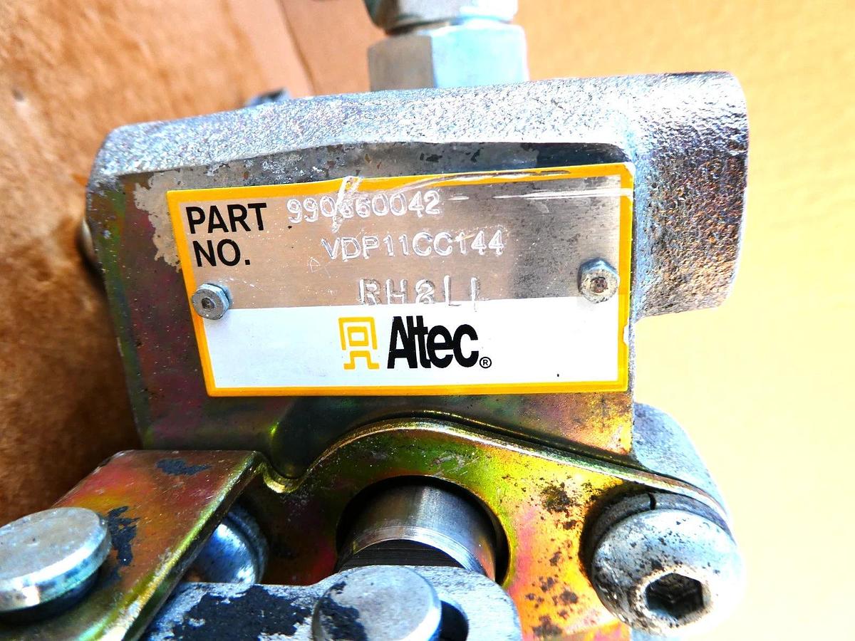 Used Altec 990660042, RH2LL Hydraulic Valve Block 2 Spool Manual lever Control Valve