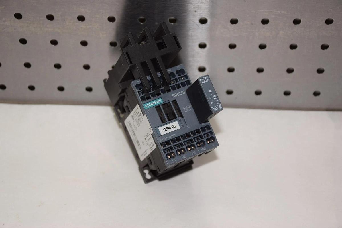 Used SIEMENS SIRIUS 3RT2015-2BB41 24V DC CONTACTOR