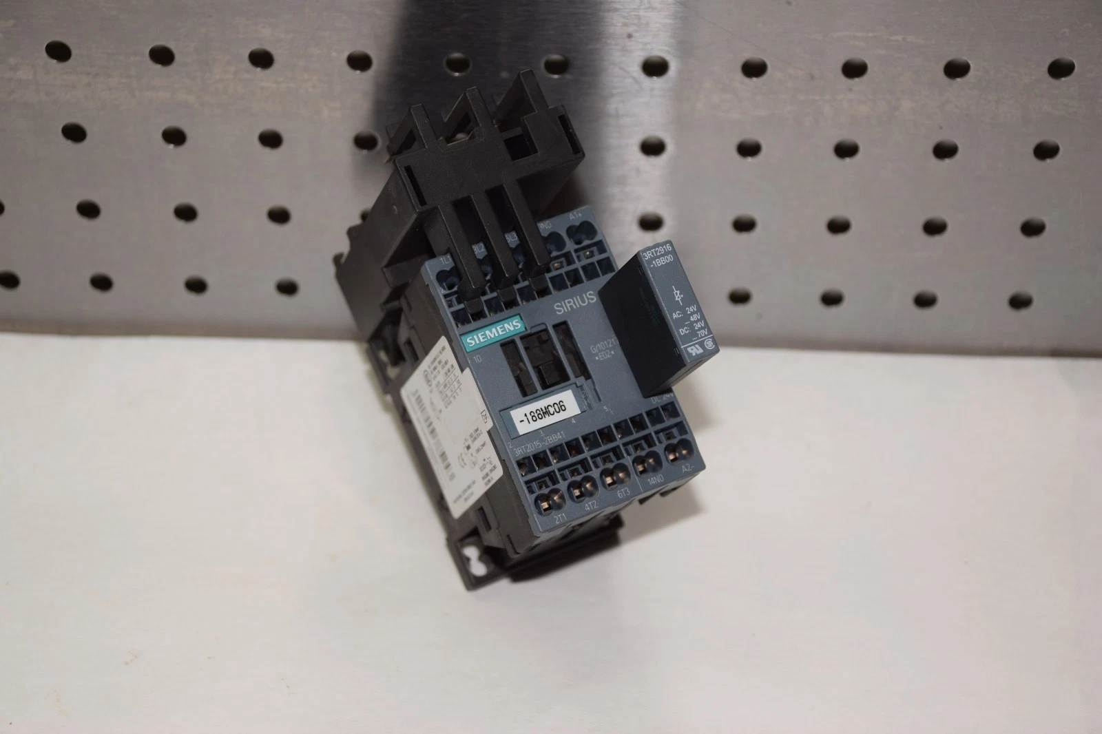 Used SIEMENS SIRIUS 3RT2015-2BB41 24V DC CONTACTOR