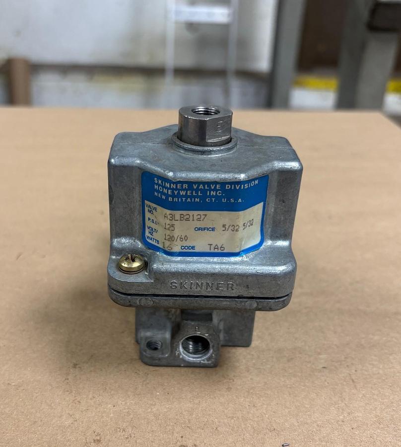 (NEW) HONEYWELL / SKINNER LP5LB3150 Solenoid Valve 3-Way 120V 10-150 PSI 3/8"
