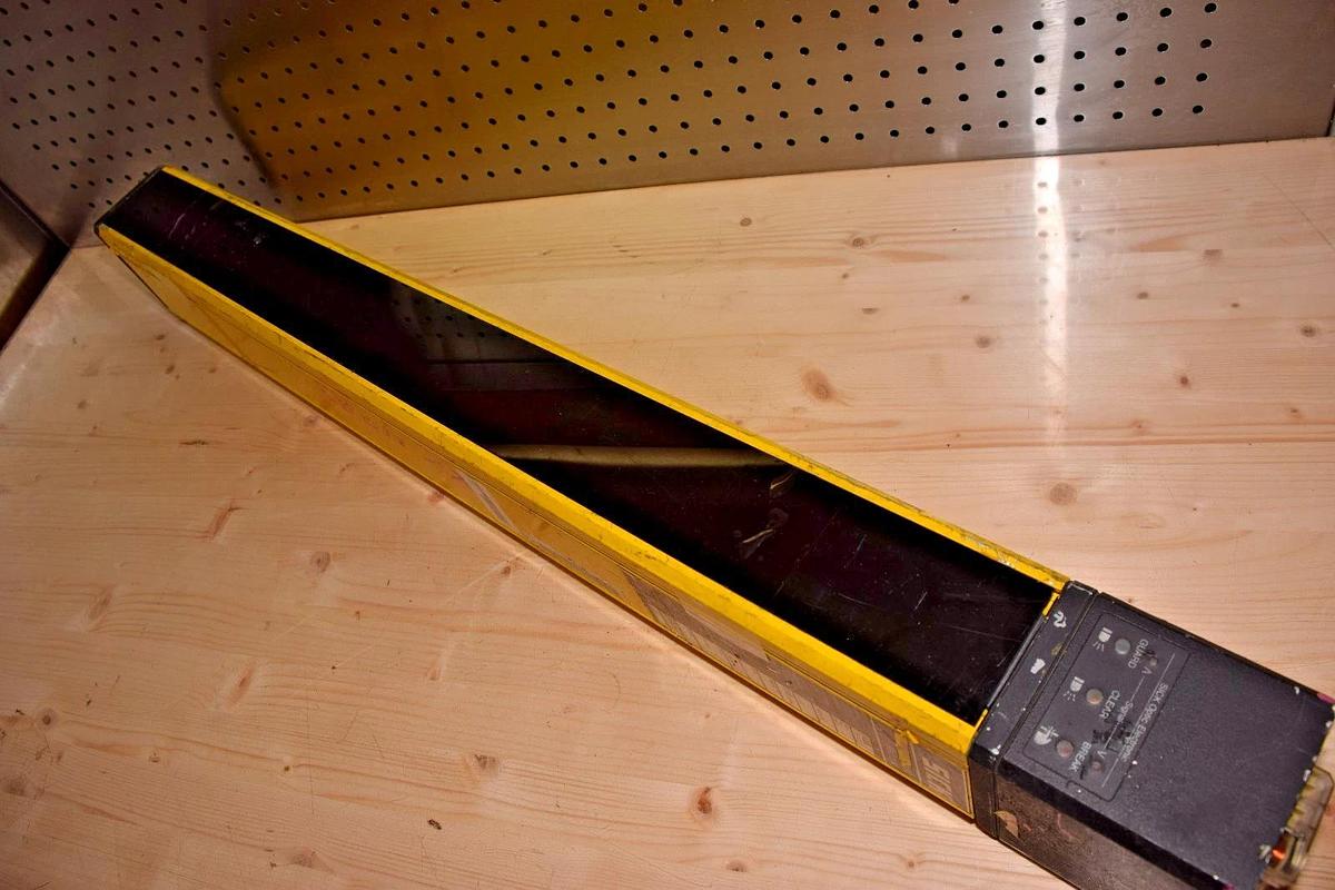 Used SICK 750-1211 2.12 24VDC 50/60Hz 30VA 738mm  SAFETY LIGHT CURTAIN