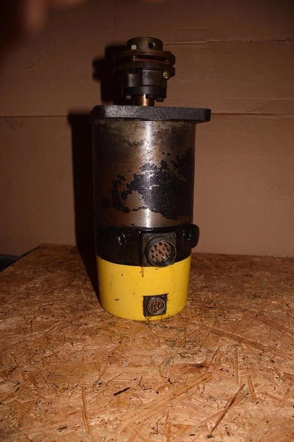 Used Fanuc  DC Servo Motor 011, (2000M) M-321135  83.9 1500 RPM 12A