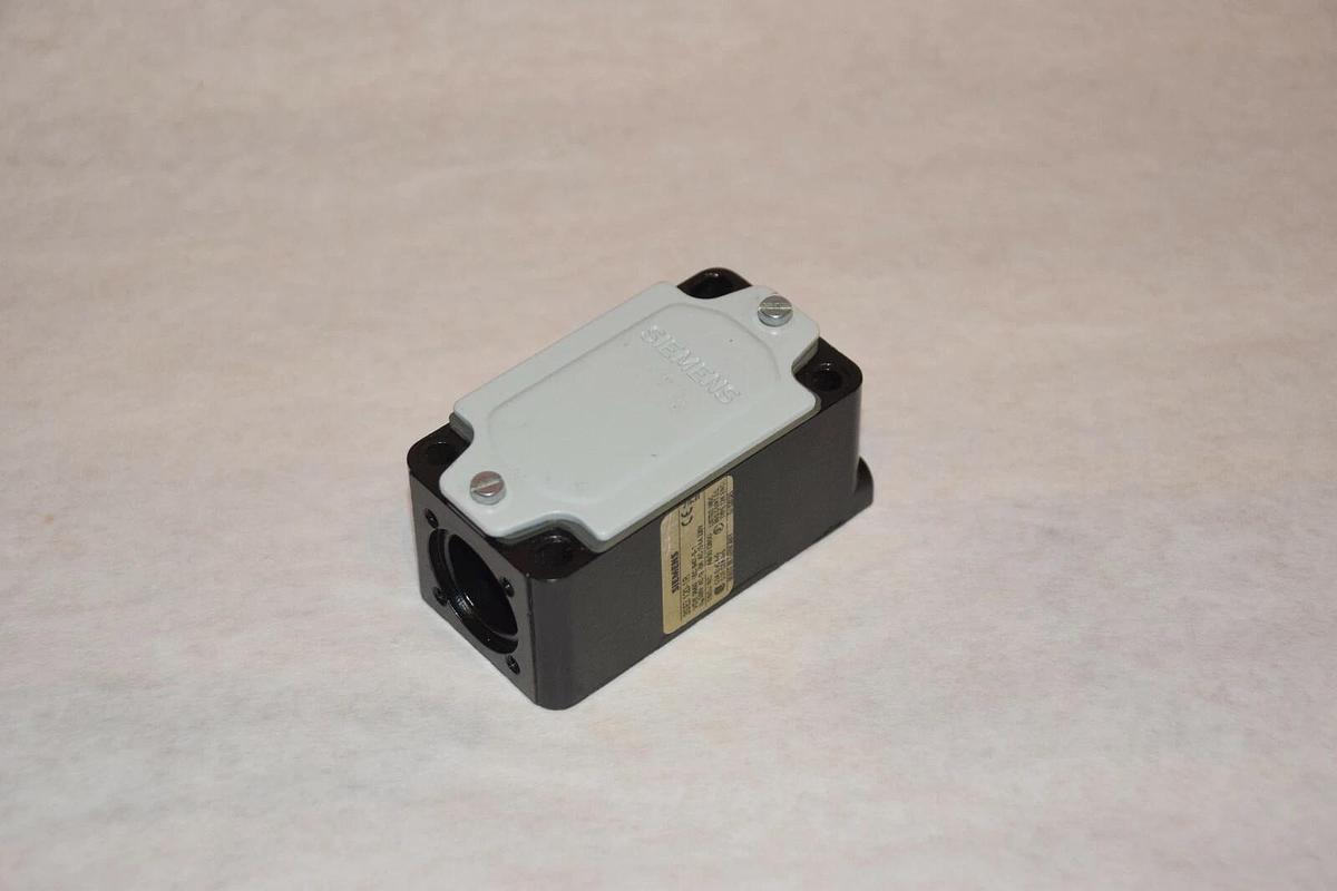 NEW SIEMENS 3SE3 120-1R 500V AC-12 10A AC-15 6A 230V LIMIT SWITCH