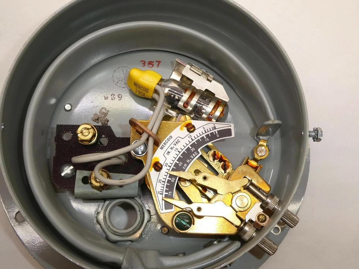 (NEW) MERCOID CONTROL DA-533-3-2 120/240Vac Pressure Switch