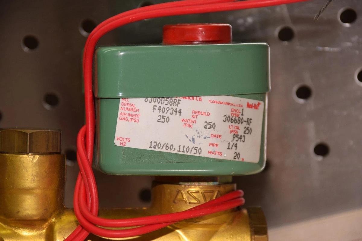 ASCO RED HAT 8300D58RF 250psi 1/4" 20W 120/60V 110/50V SWITCH NEW