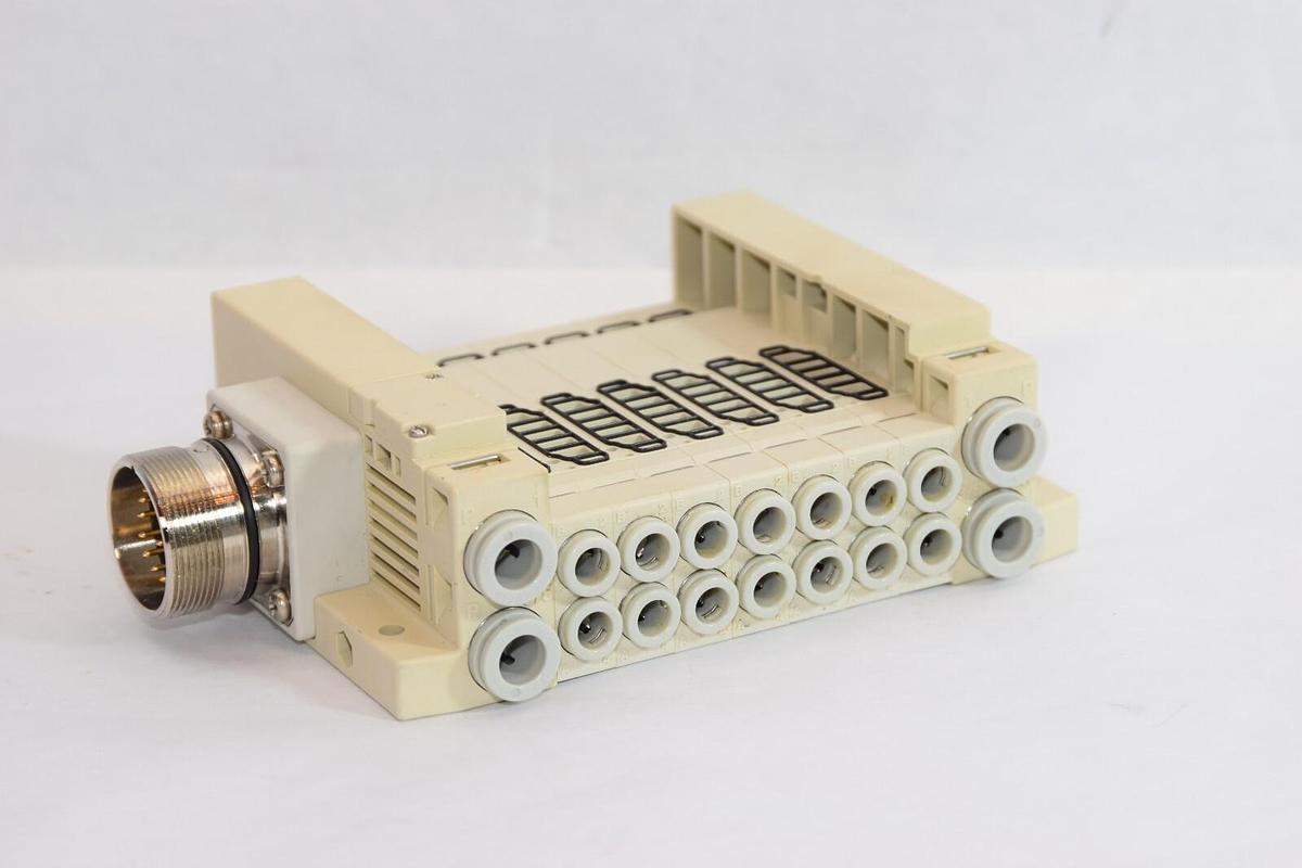 (NEW) SMC SS5X-3-W47CD-07B-C6 , SS5X3W47CD07BC6 7-Port Manifold Base